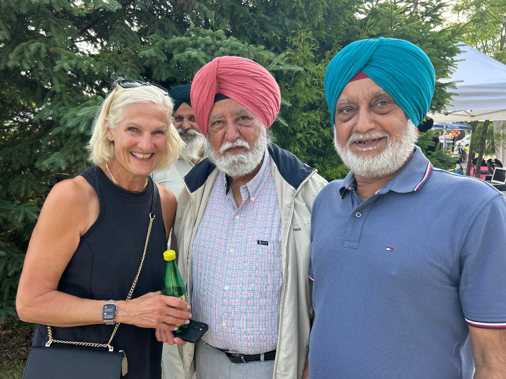 photo smiling woman and men with turbans outdoors